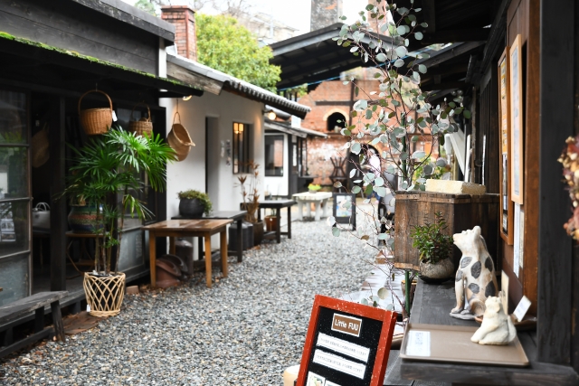 tokoname pottery footpath