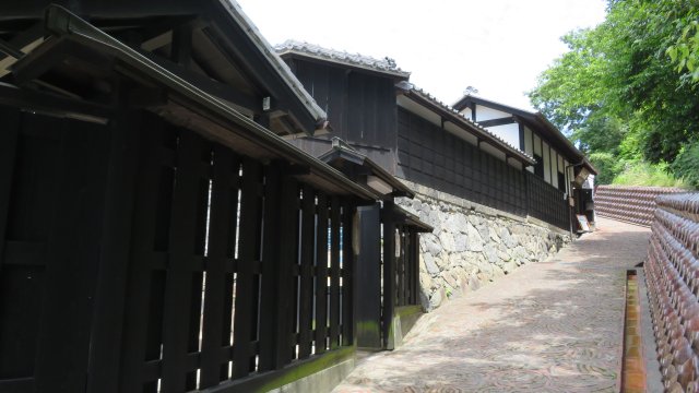tokoname pottery footpath